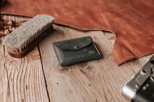 Hand-sewn Leather Wallet in Ebony - Görsel 3